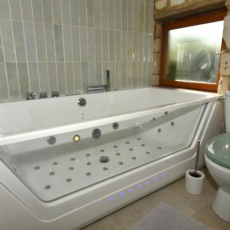 Maisonnette Du Bonheur - Vue Campagne - Baignoire Balneo 32 Jets - Lits Queen Size Vadencourt  Exterior foto