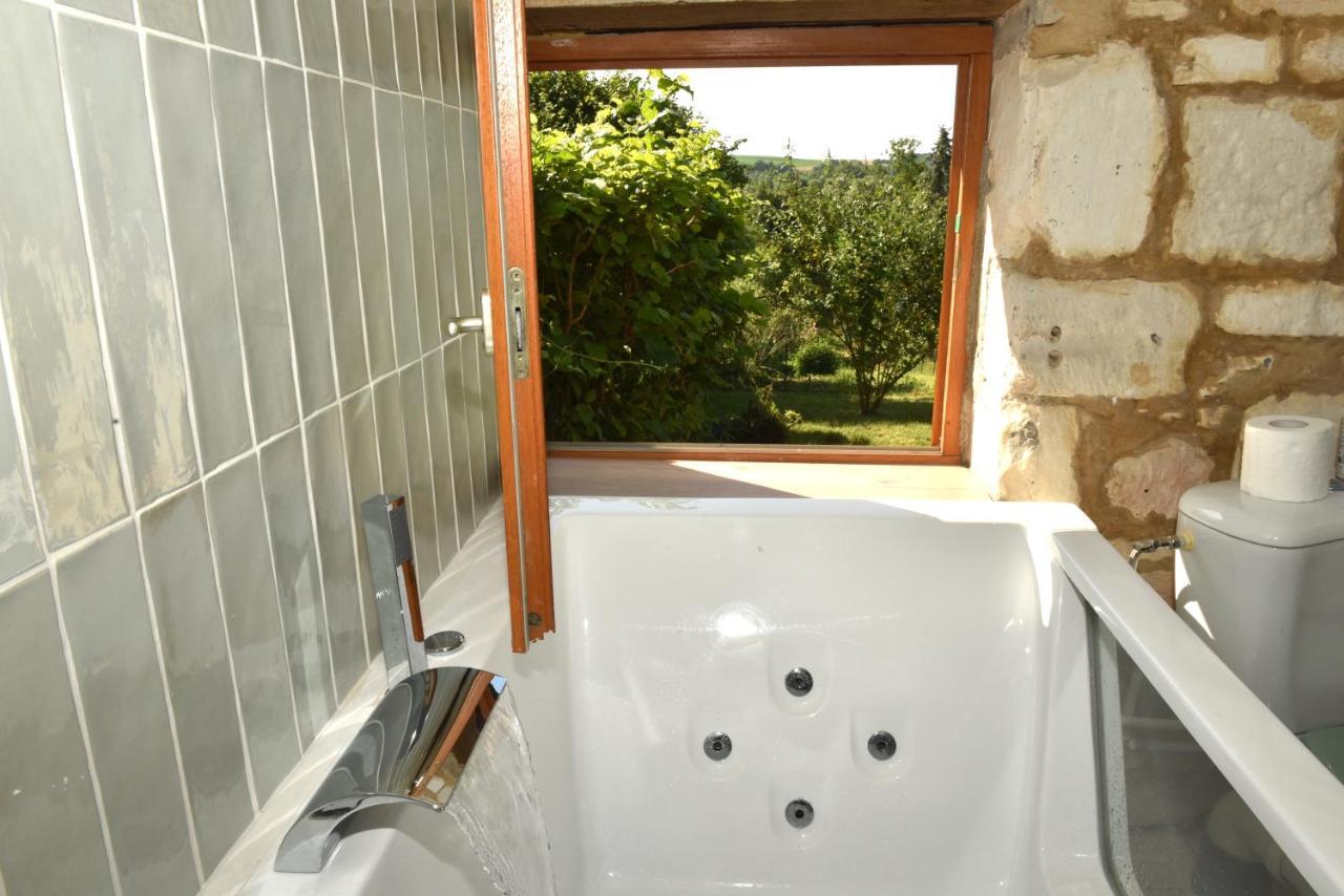 Maisonnette Du Bonheur - Vue Campagne - Baignoire Balneo 32 Jets - Lits Queen Size Vadencourt  Exterior foto